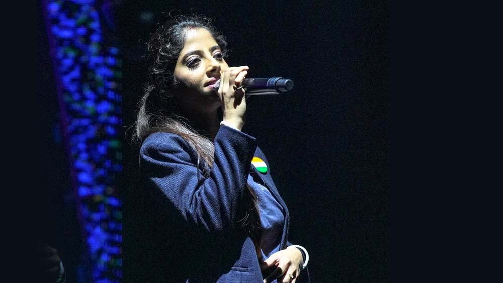 অমৃতার গলায় ‘ভুলে যেও আমাকে’ বেশ হিট হয়েছিল। অমৃতার  অদ্ভুত গায়কি মনে ধরেছিল অরিন্দমের।