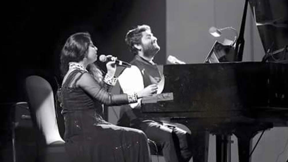 তার পর যাত্রা শুরু হয় অমৃতার। অমৃতার ইচ্ছে দাদার মতো সঙ্গীতশিল্পী হওয়ার। দু’জনের সম্পর্কও বেশ ভাল। চলে গান নিয়ে আদান-প্রদানও। এক সঙ্গে স্টেজ শো-ও করেছেন দু’জনে। ইচ্ছা রয়েছে ওয়ার্ল্ড ট্যুরেরও।