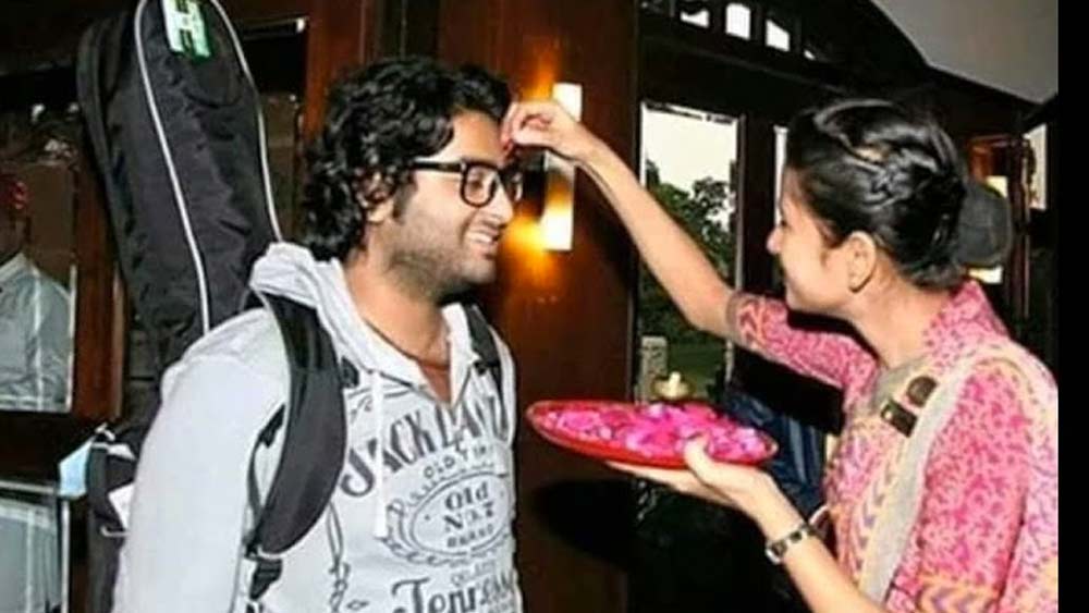 নিজের বিয়েতে তেমন আয়োজন করা সম্ভব হয়নি। তাই বোনের বিয়েতে কোনওরকম কার্পণ্য করতে রাজি ছিলেন না অরিজিৎ।