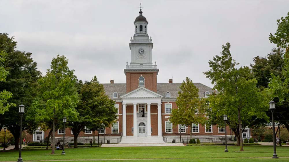 করোনাভাইরাসে আক্রান্ত রোগী ও মৃতের সংখ্যা-সহ বিভিন্ন তথ্যপরিসংখ্যান নিয়ে করোনভাইরাসের ট্র্যাকার চালু করেছে আমেরিকার জন্স হপকিন্স বিশ্ববিদ্যালয়। তাদের হিসেবে সারা বিশ্বের ১৮৫টি দেশে সংক্রমণ ছড়িয়েছে। বাকি দেশগুলি করোনামুক্ত।