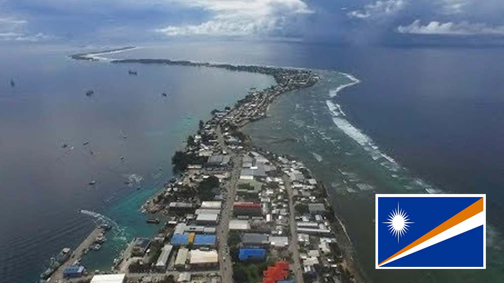 মার্শাল দ্বীপপুঞ্জ। হাওয়াই ও ফিলিপিন্সের মাঝে এই দ্বীপরাষ্ট্রের লোকসংখ্যা মাত্র ৫৮ হাজারের কিছু বেশি। বলয়াকৃতির দ্বীপে এক জনের শরীরেও করোনাভাইরাসের জীবাণু নেই।