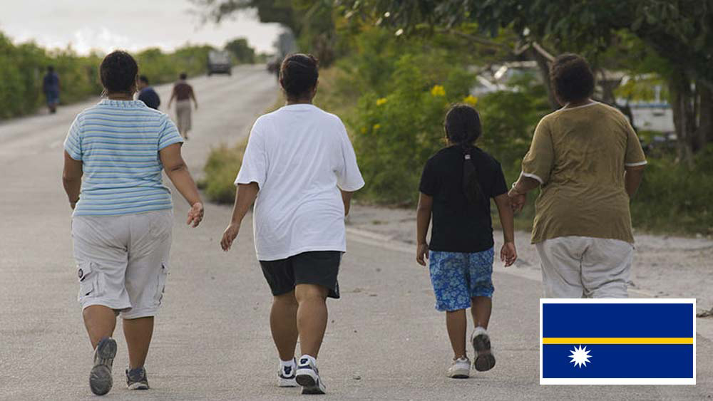মাইক্রোনেশিয়া অঞ্চলের মধ্যেই অস্ট্রেলিয়ার উত্তর-পূর্বের দেশ নাউরু। এখানেও সমুদ্রতটের সৌন্দর্য মনোরম। সমুদ্রের অভ্যন্তরে প্রবালে ভরা, আর উপকূলে পাম গাছের সারি। মাত্র সাড়ে ১২ হাজার জনসংখ্যার দেশেও ঢুকতে পারেনি করোনাভাইরাস।