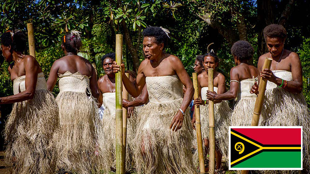১৩০০ কিলোমিটারের মতো বিস্তৃতি। তার মধ্যে রয়েছে প্রায় ৮০টি ছোট ছোট দ্বীপ। এমনই উপকূলীয় দেশ ভানুআটু। এখানে প্রবাল পাথরের সমুদ্রতলে স্কুবা ডাউভিং-এর জন্য বিখ্যাত। জনসংখ্যা প্রায় ৩ লক্ষের কাছাকাছি। এখানেও এখনও এক জনের শরীরেও করোনাভাইরাসের উপস্থিতি মেলেনি।
