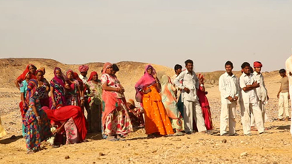 কী করে চলবে তাঁদের এই সময়টা? কী খাবেন তাঁরা? এ সবই ভাবছিলেন ওই দম্পতি। শেষে নিজেদের সঞ্চিত অর্থ নিয়ে নিজেরাই এগিয়ে এলেন।