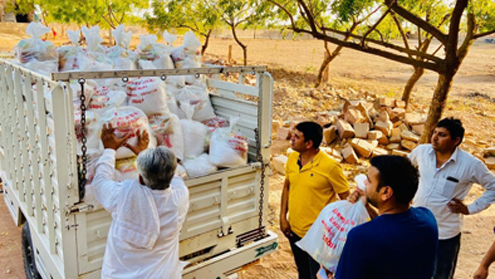 চাষবাস থেকে অর্থ সঞ্চয় করে সন্তানকে উচ্চশিক্ষায় শিক্ষিত করে তুলেছেন। তাঁদের ছেলে দিল্লির ডেপুটি আয়কর কমিশনার। নাম ভাগীরথ মান্ডা।