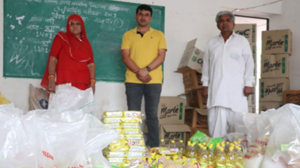 কারণ ছোট থেকে কৃষক পরিবারের মানুষ ভাগীরথ। কতটা কষ্ট করে রোজ মাঠে গিয়ে বাবা-মা ফসল ফলাতেন আর কতটা কষ্ট করে সংসার চালাতেন, তা খুব ভাল করেই জানতেন তিনি।