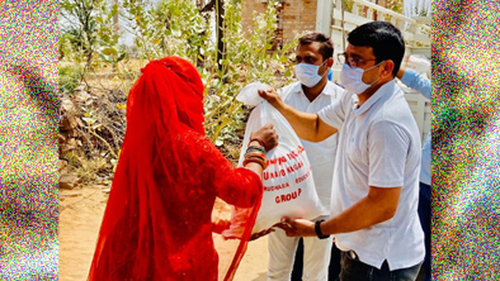 তিনি বলেন, “কোভিড-১৯ যে মুহূর্তে সঙ্কট তৈরি করেছে দেশে, গ্রামের গরিব-দুঃস্থদের পাশে দাঁড়াতে আমার বাবা-মা বেশি ভাবেননি। তাঁরা তাঁদের জমানো পুঁজির সবটাই রেশন কিনে গরিবদের পাশে দাঁড়াচ্ছেন।”