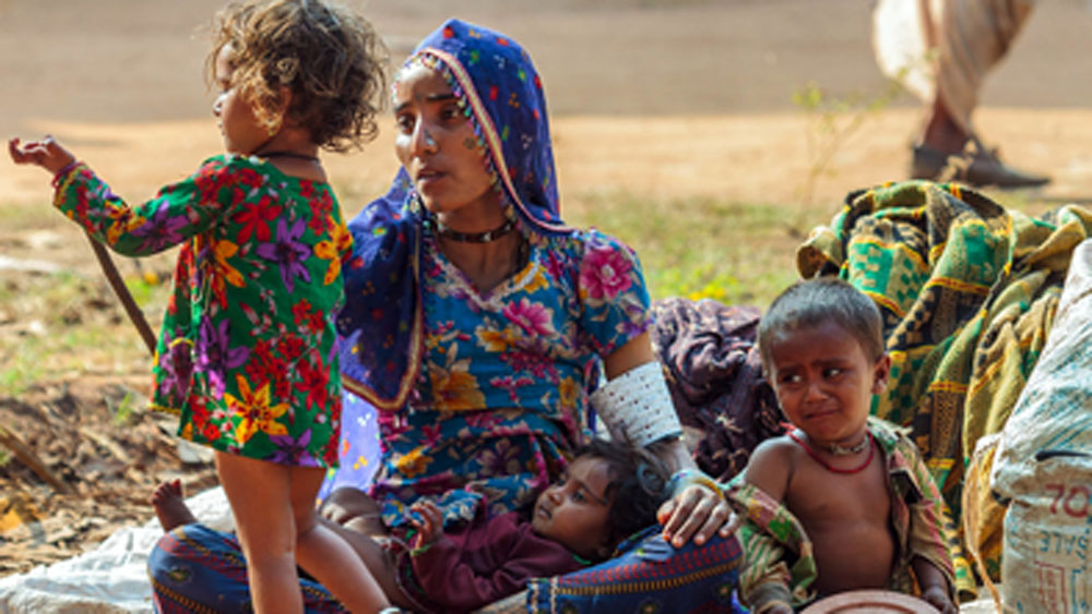প্রথমে স্থানীয় প্রশাসনের সাহায্য নিয়ে তাঁরা ওই ৮০টি গ্রামের সবচেয়ে গরিব পরিবারগুলো বেছে নেন। সব মিলিয়ে মোট ছয় হাজার পরিবারের কাছে রেশন পৌঁছে দেওয়ার পরিকল্পনা রয়েছে তাঁদের।