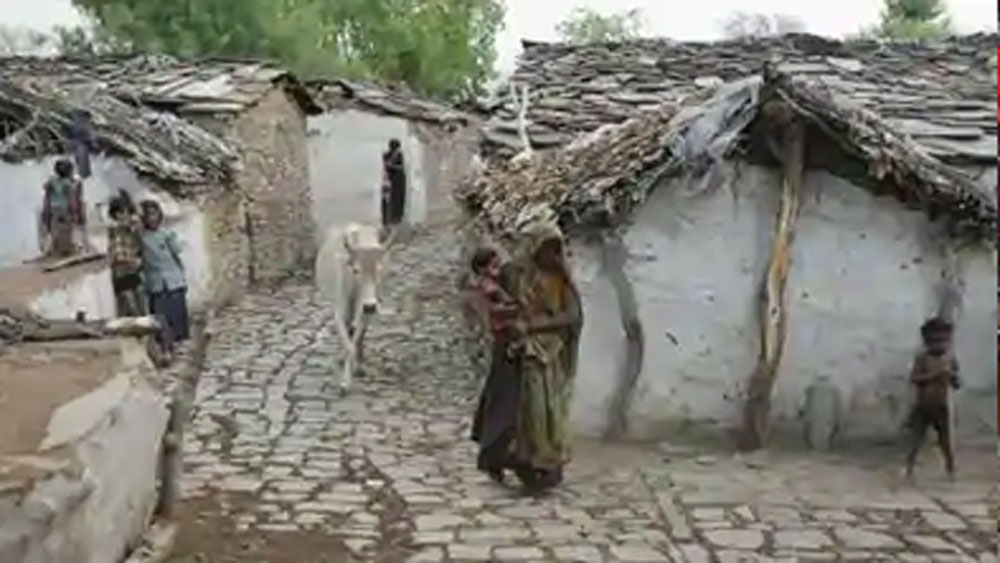 গত ৫ এপ্রিল থেকে এই রেশন পৌঁছনোর কাজ শুরু করেছেন তাঁরা। এখনও পর্যন্ত ২৫টি গ্রামে ২২০০ পরিবারের কাছে রেশন সামগ্রী পৌঁছেও দিয়েছেন। তাঁদের সাহায্যে এগিয়ে এসেছেন গ্রামেরই কিছু যুবক।