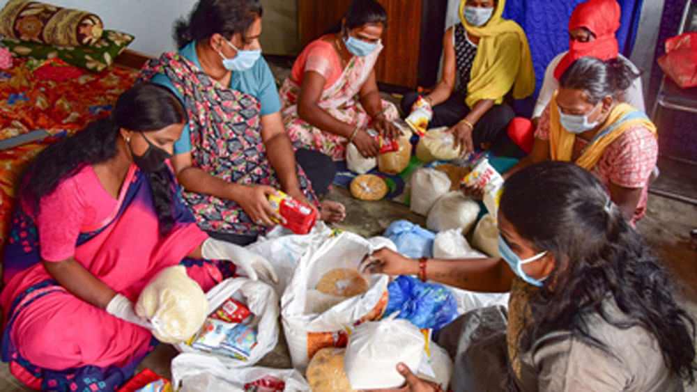 প্রতি পরিবারের জন্য রেশন সামগ্রীর কিট বানানো থেকে শুরু করে, সেগুলো বাড়ি বাড়ি পৌঁছে দেওয়ার কাজে হাত লাগিয়েছেন এই যুবকেরা। কী রয়েছে এই রেশন কিটে?