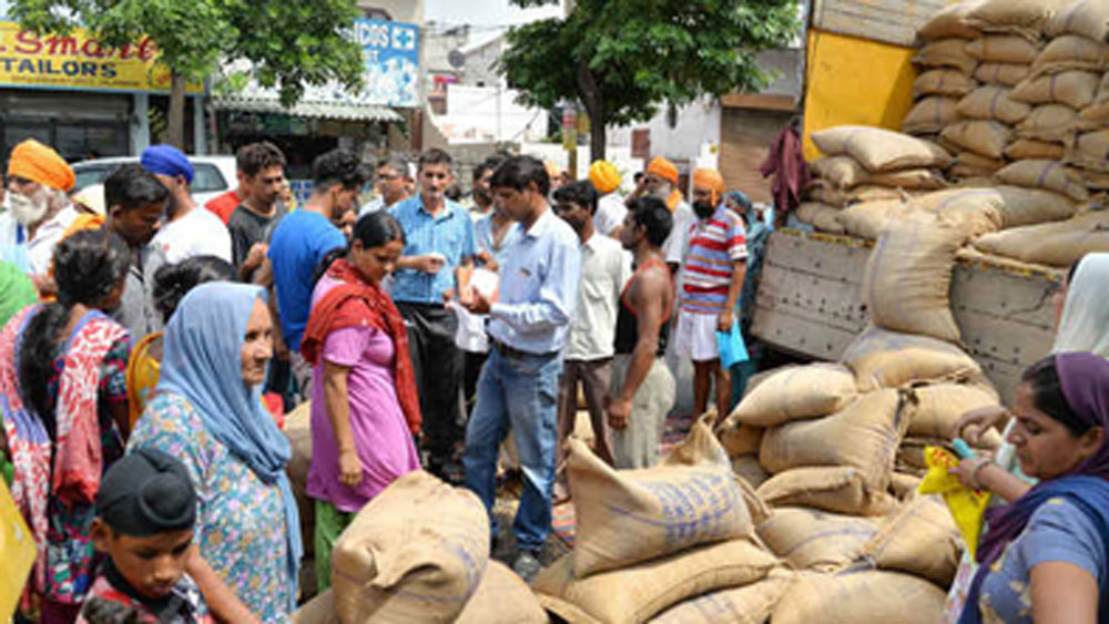 যাতে রেশন দেওয়ার সময় গ্রামের লোকেরা ভিড় না করেন, সে দিকেও যথেষ্ট সচেতন তাঁরা। নির্দিষ্ট সরকারি প্রোটোকল মেনেই রেশন সামগ্রী বিলি করছেন।