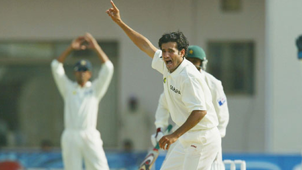 ২০০৬ সালে করাচি টেস্টের প্রথম ওভারেই হ্যাটট্রিক করেছিলেন ইরফান পাঠান। পাকিস্তানের বিরুদ্ধে সেই ওভারের প্রথম তিন বলে আসেনি উইকেট। ইরফান পাঠানের চতুর্থ বলে স্লিপে খোঁচা দিয়ে ফিরেছিলেন সলমন বাট। পঞ্চম বলে এলবিডব্লিউ হন অধিনায়ক ইউসুফ খান। আর ষষ্ঠ বলে বোল্ড হন মহম্মদ ইউসুফ। এই দুটো বলই দেরিতে সুইং ভেঙে ভিতরে আসে।