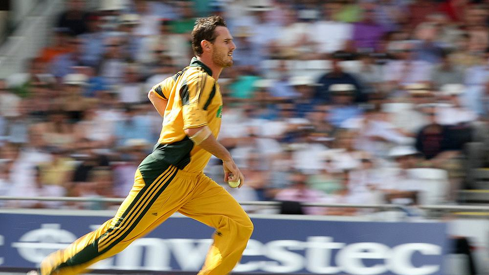 ২০০৯-১০ মরসুমে মেলবোর্নে পাকিস্তানের বিরুদ্ধে এক দিনের ম্যাচে বিধ্বংসী গতিতে বল করেছিলেন শন টেট। সেই ওভারে কোনও উইকেট আসেনি। কিন্তু, টেটের গতি ভয় পাইয়ে দিয়েছিল ইমরান ফারহাতকে। সেই ওভারে টেটের প্রত্যেক বল ছিল ঘন্টায় ১৫০ কিমি গতির বেশি। তৃতীয় বল ছিল ঘন্টায় ১৬০.৭ কিমি গতির।