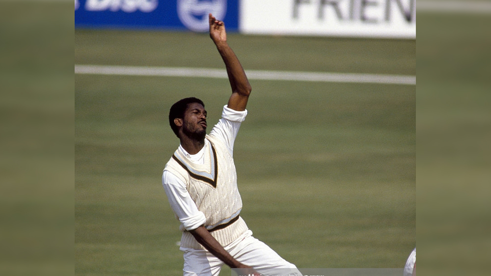 ১৯৮১ সালে বার্বাডোজ টেস্টে ইংল্যান্ডের বিরুদ্ধে মাইকেল হোল্ডিংয়ের ওভার ক্রিকেটবিশ্বে বিখ্যাত। অনেক বিশেষজ্ঞ এটাকে ‘ওভার অফ দ্য সেঞ্চুরি’ বলেও মনে করেন। সেই ওভারে হোল্ডিং দু’বার পরাস্ত করেন জিওফ্রে বয়কটকে। এক বার খোঁচা  দিতে বাধ্য করেন। আর ওভারের শেষ বলে বোল্ড করেন তাঁকে। গতি ও বাউন্সে বয়কটকে বিপর্যস্ত করেছিলেন ক্যারিবিয়ান পেসার।