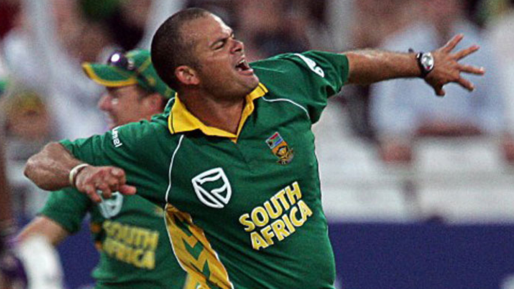 ফের বার্বাডোজ। তবে এ বার বিপক্ষের ঘরের মাঠে এসে মনে রাখার মতো ওভার উপহার দিলেন দক্ষি‌ণ আফ্রিকার কার্ল ল্যাঙ্গেভেল্ট। ২০০৫ সালে ওয়েস্ট ইন্ডিজের বিরুদ্ধে এক দিনের ম্যাচে শেষ ওভারে বাজিমাত করেন তিনি। জেতার জন্য ক্যারিবিয়ানদের দরকার ছিল চার রান, হাতে ছিল তিন উইকেট। তিন উইকেটই নিয়ে এক বল বাকি থাকতে প্রোটিয়াদের জেতান ল্যাঙ্গেভেল্ট।