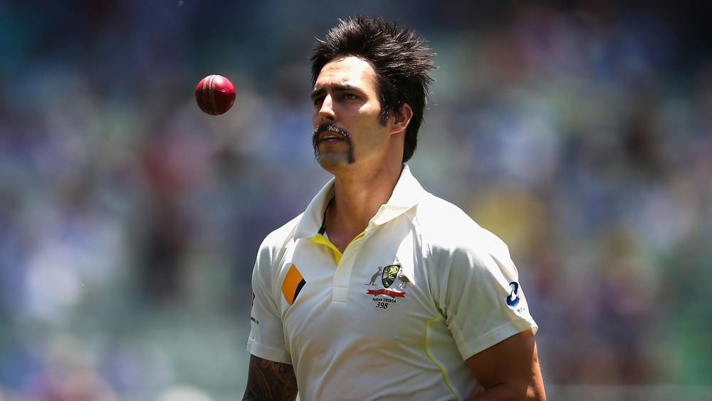 ২০১৩-’১৪ মরসুমের অ্যাশেজে ইংল্যান্ডের বিরুদ্ধে মিচেল জনসন এমনই অবিশ্বাস্য এক ওভার করেন। অ্যাডিলেডে, সিরিজের দ্বিতীয় টেস্টে ইংল্যান্ডের ইনিংসের ৫০তম ওভারের প্রথম বলে বেন স্টোকসকে ফেরান তিনি। এর পর ফেরান ম্যাট প্রায়রকে। ওই ওভারেই নেন স্টুয়ার্ট ব্রডকে। সেই ইনিংসে নেন সাত উইকেট। অ্যাশেজেরও সেরা খেলোয়াড় হন তিনি।