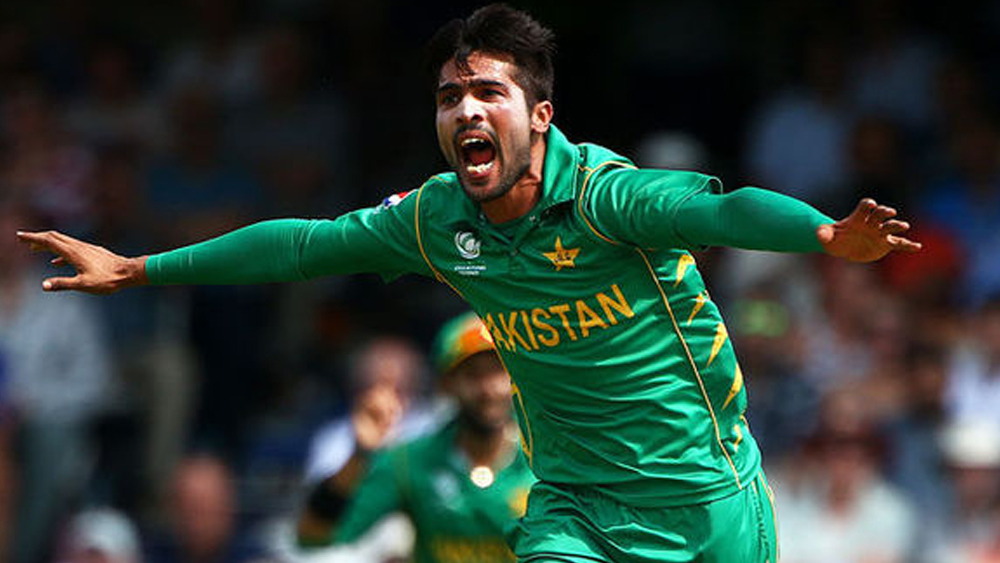 ২০১০ সালে আইসিসি টি-টোয়েন্টি বিশ্বকাপের ফাইনালে পাকিস্তানের মহম্মদ আমিরের এক ওভারে অস্ট্রেলিয়া হারায় পাঁচ উইকেট। তিনি প্রথম দুই বলে ফেরান ব্র্যাড হ্যাডিন, মিচেল জনসনকে। তৃতীয় ও চতুর্থ বলে রান আউট হন মাইকেল হাসি, স্টিভ স্মিথ। দু’বারই ব্যাটসম্যান ইয়র্কারে ব্যাট ছোঁয়াতে না পেরে বাই নিতে যান। ওভারের শেষ বলে বোল্ড হন শন টেট। তবে পাকিস্তান শেষ পর্যন্ত ম্যাচ হেরে যায়।