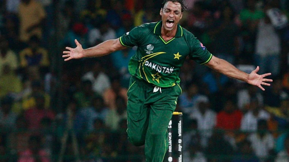 ২০০০ সালের মার্চে দক্ষিণ আফ্রিকার বিরুদ্ধে শারজায় ত্রিদেশীয় সিরিজে মনে রাখার মতো ওভার করেন শোয়েব আখতার। দ্বিতীয় স্পেলে ফিরে মার্ক বাউচার, ডেল বেনকেনস্টেইন ও ল্যান্স ক্লুজনারকে একই ওভারে ফেরান তিনি। ১৬৯ রানের জয়ের লক্ষ্য তাড়া করতে নেমে বিধ্বংসী শোয়েবের দাপটে ৬৭ রানে হারে প্রোটিয়ারা।