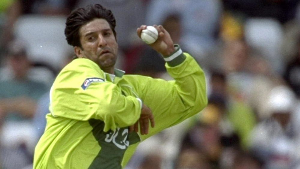 ২০০২ সালে মেলবোর্নে অস্ট্রেলিয়ার বিরুদ্ধে সিরিজের দ্বিতীয় এক দিনের ম্যাচে প্রথম ওভারের প্রথম বলেই আক্রম ফেরান অ্যাডাম গিলক্রিস্টকে। তৃতীয় বলে ফেরান রিকি পন্টিংকে। গতি ও সুইংয়ে মারাত্মক হয়ে ওঠা আক্রমের সেই জোড়া ধাক্কা আর কাটিয়ে উঠতে পারেনি অস্ট্রেলিয়া। ১৬৭ রানে থেমে যায় তারা। পাকিস্তান জেতে দুই উইকেটে।
