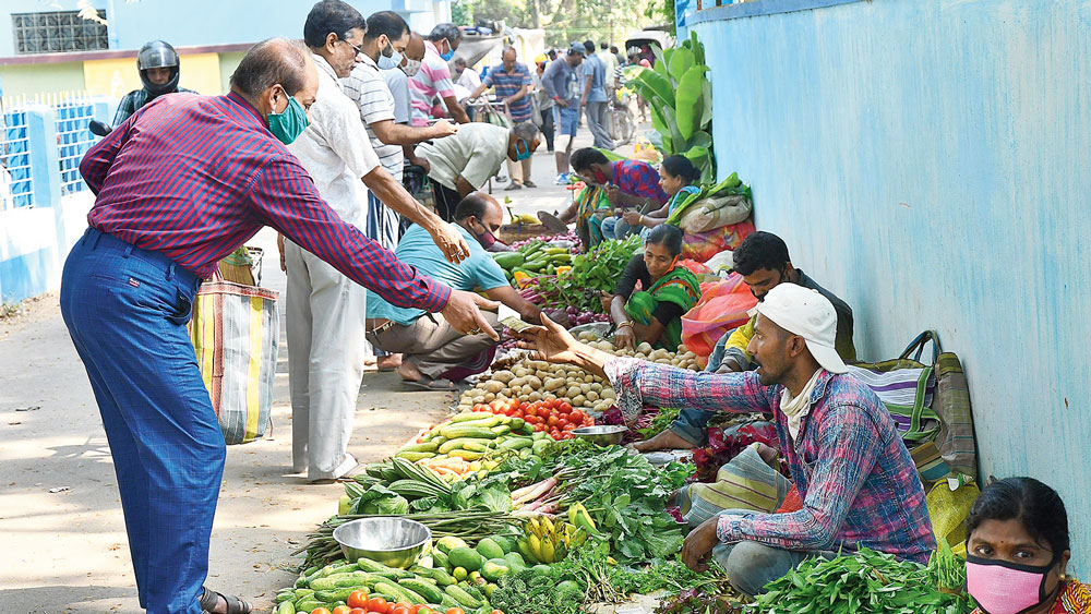 পারস্পরিক দূরত্ব বজায় থাকছে কোথায়? মঙ্গলবার পাত্রবাজারে। ছবি: সুদীপ ভট্টাচার্য                 