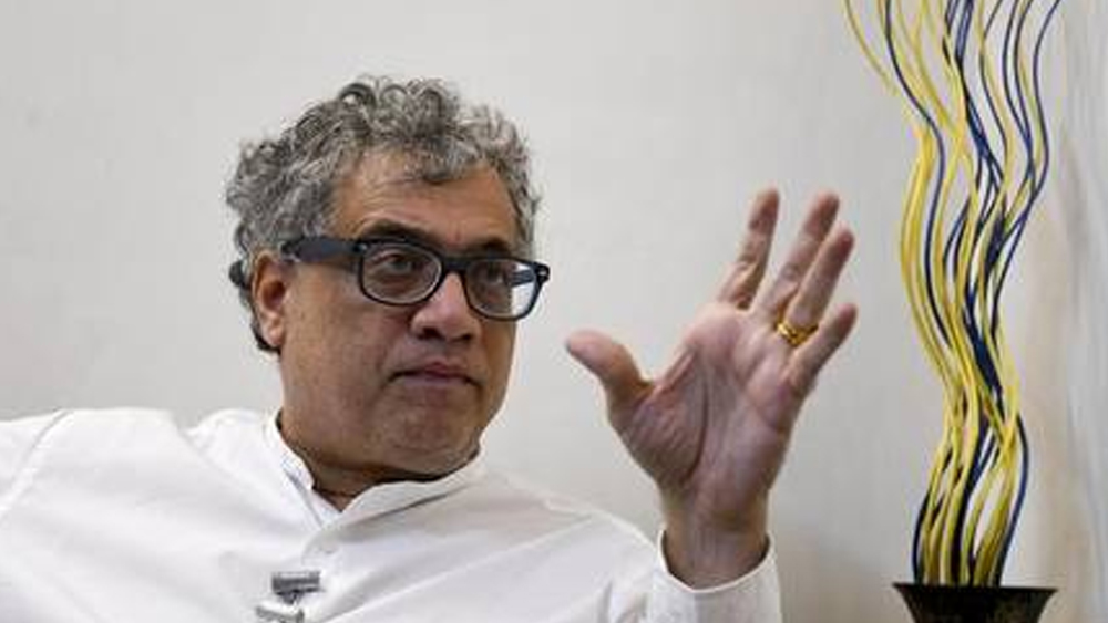 তৃণমূলের রাজ্যসভার দলনেতা ডেরেক ও’ব্রায়েন অবশ্য রাজ্যে কম টেস্টের অভিযোগ সম্পূর্ণ নস্যাৎ করেছেন। যথেষ্ট সংখ্যায় টেস্টিং কিট রাজ্যকে দেওয়া হচ্ছিল না বলে তিনি দাবি করেছেন। তিনি বলেছেন, ‘‘রাজ্যগুলি নিজে থেকে টেস্টিং কিট অর্ডার করতে পারে না। আইসিএমআর আমদানি করে এবং রাজ্যগুলোকে পাঠায়। কেন্দ্র ৪৪ লক্ষ কিট অর্ডার করেছে, যার মধ্যে অল্প কিছু এসেছে। যদি কেন্দ্রই কিট আমদানি করতে না পারে, তাহলে রাজ্যকে কী ভাবে পাঠাবে?’’