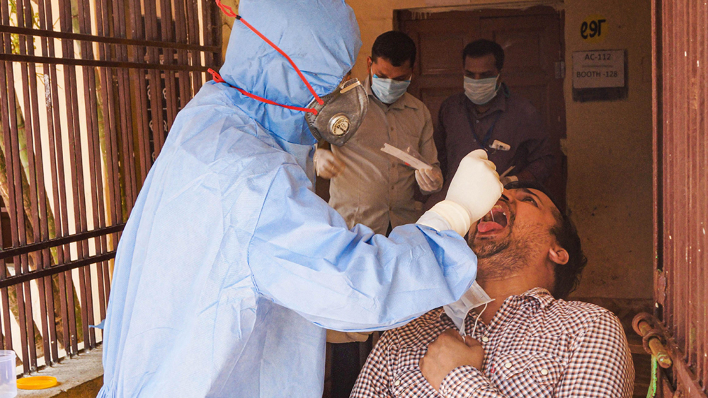 ডেরেক আরও বলেন, ‘‘মার্চের শেষ পর্যন্ত বাংলা মাত্র ৪০টা কিট পেয়েছিল। বেশি কিট পাঠানো হচ্ছিল কেরল, তামিলনাড়ু, মহারাষ্ট্র, দিল্লির মতো ব্যাপক হারে সংক্রমণ ছড়ানো রাজ্যগুলিতে। তা ছাড়া আইসিএমআর প্রথমে বলেছিল, যাঁদের মধ্যে রোগের উপসর্গ দেখা যাচ্ছে, শুধু তাঁদেরই টেস্ট হবে। তাই উপসর্গ যাঁদের নেই, তাঁদের টেস্ট করানো হচ্ছিল না। পরে আইসিএমআর নির্দেশিকা বদলেছে। যাঁদের উপসর্গ নেই, তাঁদেরও টেস্ট করানো যাবে বলে তারা জানিয়েছে। সুতরাং এ বার সে ভাবেই কাজ হবে।’’