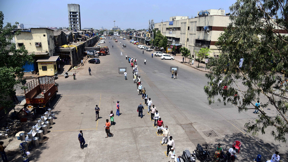 শুধু ভারতে লকডাউনের পরিস্থিতি বা ‘লকডাউন সিচুয়েশন ইন ইন্ডিয়া’ জানতে চেয়ে গুগলে গত তিন সপ্তাহে ভারত থেকে ১ লক্ষের বেশি সার্চ। সার্বিক ভাবে সংবাদমাধ্যমে লকডাউন সংক্রান্ত প্রকাশিত খবর পড়তে এসেছে ১ লক্ষের বেশি অনুসন্ধান।