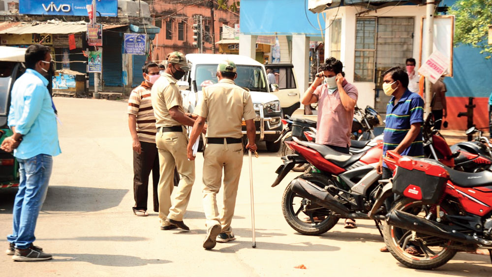 কারণ ছাড়া রাস্তায় বেরোতেই কান ধরে ওঠবোস করাল পুলিশ। খানাকুলে ছবি: সঞ্জীব ঘোষ