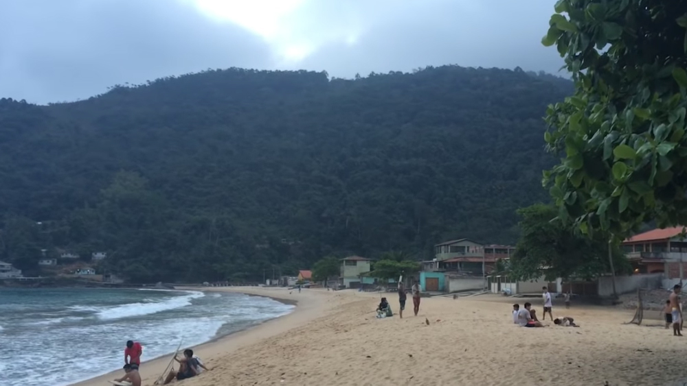 এই ঘটনা ফুটবলের দেশ ব্রাজিলের অন্যতম শহর রিও ডি জেনেইরো-র। তার উপকূলীয় অংশের এক দ্বীপে থাকেন জোয়াও পেরেইরা ডি’সুজা। রাজমিস্ত্রির কাজ করতেন তিনি, এখন মাছ ধরেন। কিছুটা নেশায়, কিছুটা বাড়তি রোজগারের চেষ্টায়।