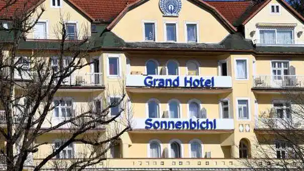 নিভৃতবাসে রাজার সঙ্গী হয়েছেন তাঁর কুড়ি জন রক্ষিতা। তাঁদের নিয়ে রাজা মহা বাজিরালংকর্ণের বর্তমান ঠিকানা এখন জার্মানির বাভারিয়ান আল্পসের বিখ্যাত হোটেল ‘গ্র্যান্ড হোটেল সোনেনবিখল’।