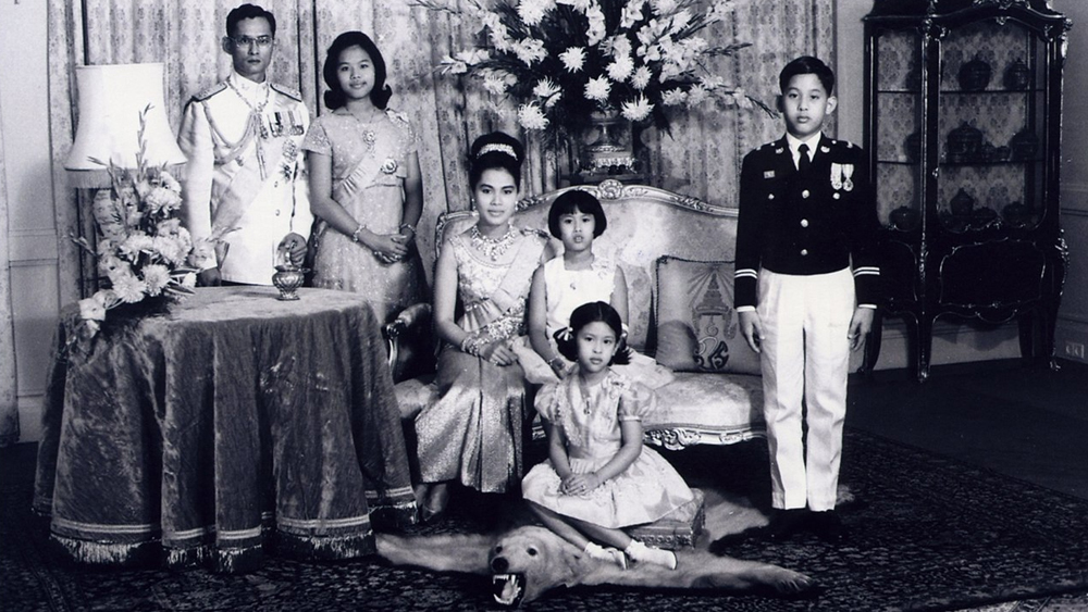 করোনা পরিস্থিতির জেরে গত ২৬ মার্চ থেকে তাইল্যান্ড জুড়ে জারি হয়েছে জরুরি অবস্থা। তার মধ্যে দেশবাসীকে রেখে রাজা চলে গিয়েছেন নিশ্চিত আশ্রয়ে। এই প্রসঙ্গে তাইল্যান্ডের অ্যান্টি ডিফেমেশন আইনের জোরে সেই দেশের সংবাদমাধ্যমের আক্রমণ থেকে রক্ষা পেয়েছেন রাজা মহা বাজিরালংকর্ণ।