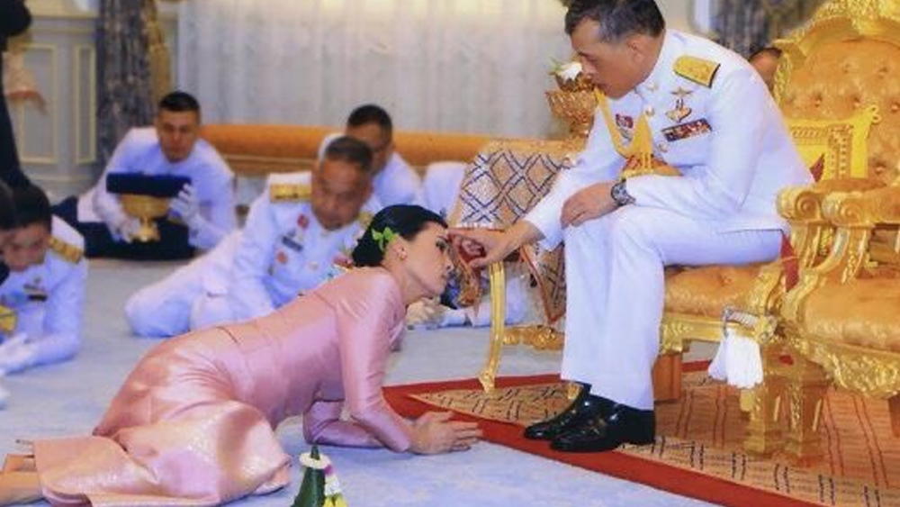 কিন্তু বন্ধ করা যায়নি সোশ্যাল মিডিয়ার মুখ। সেখানে তীব্র সমালোচিত হয়েছেন রাজা মহা বাজিরালংকর্ণ। আন্তর্জাতিক সংবাদমাধ্যমও তাঁর এই সিদ্ধান্তকে ‘পলাতক’ মনোভাব বলেই তকমা দিয়েছে। সেখানেই তিনি যথেষ্ট আক্রমণের লক্ষ্য।