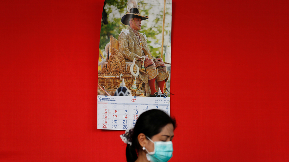 টুইটারে সরাসরি প্রশ্ন করা হয়েছে, প্রজাদের সঙ্কটকালেই রাজা যদি তাঁদের পাশে না থাকেন, তা হলে রাজার প্রয়োজন কী!