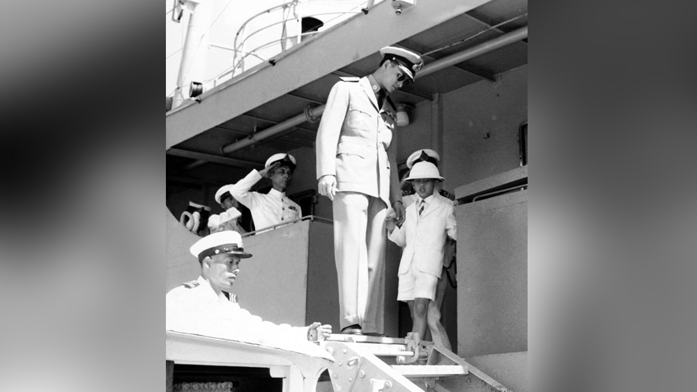 প্রচলিত প্রাচীন রীতি অনুযায়ী রাজা মহা বাজিরালংকর্ণ পরিচিত ‘রাজা দশম রাম’ নামেও। তাঁর জন্ম ১৯৫২ সালের ২৮ জুলাই। বাবা রাজা ভূমিবল আদুলিয়াদেজের মৃত্যুর পর সিংহাসনে বসেন তিনি। বৌদ্ধ ও ব্রাহ্মণ মতে তাঁর রাজ্যাভিষেক হয়। রীতি অনুযায়ী ব্যাঙ্ককে হয় তাঁর রাজ্যভ্রমণ।