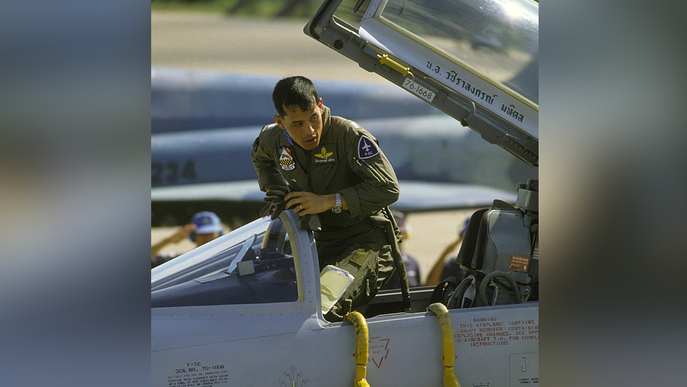 বাজিরালংকর্ণের পড়াশোনা প্রথম থেকে শেষ অবধি পুরোটাই ইংল্যান্ডে। এর পর তিনি অস্ট্রেলিয়ার সিডনি ও ক্যানবেরার নামী প্রতিষ্ঠান থেকে সেনা প্রশিক্ষণ নেন। দেশে ফিরে তিনি প্রথামাফিক সেনাবাহিনীতে কর্তব্যরতও ছিলেন।