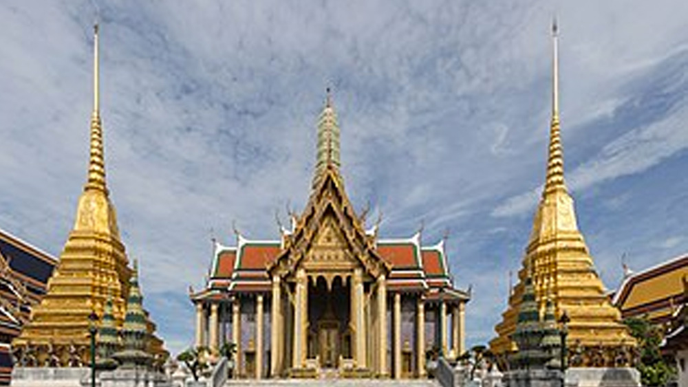 তাইল্যান্ডের প্রাচীন রীতি অনুযায়ী তিনি রাজ্যাভিষেকের আগে সন্ন্যাসজীবনও পালন করেন। ১৯৭৮ সালে তিনি দু’সপ্তাহের জন্য এক বিহারে বৌদ্ধ ভিক্ষু হিসেবে ছিলেন।