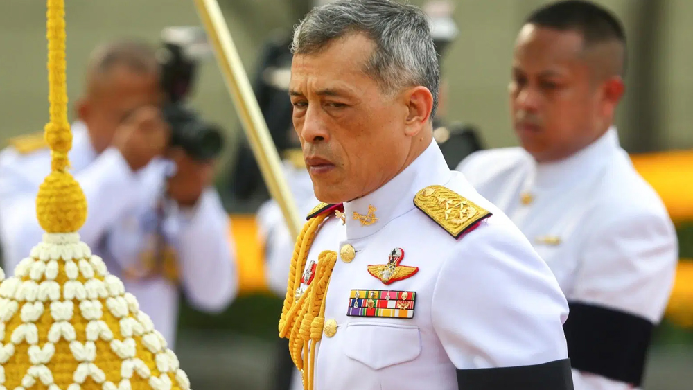 ১৯৯৪ সালে যুবধিদা পলপ্রাসার্থকে বিয়ে করেন বাজিরালংকর্ণ। বিয়ের পরে যুবরানির নতুন নাম হয় সুজারিনী ভিভাচারাওয়ংসে। কিন্তু বিয়ের দু’বছর পরে সন্তানদের নিয়ে সুজারিনী নিজের নতুন ঘনিষ্ঠ সম্পর্কের জেরে পালিয়ে যান আমেরিকায়। পরে বাজিরালংকর্ণ তাঁর কন্যাকে তাইল্যান্ডে ফিরিয়ে আনতে পেরেছিলেন। কিন্তু চার ছেলে থেকে যান তাঁদের মায়ের সঙ্গেই।