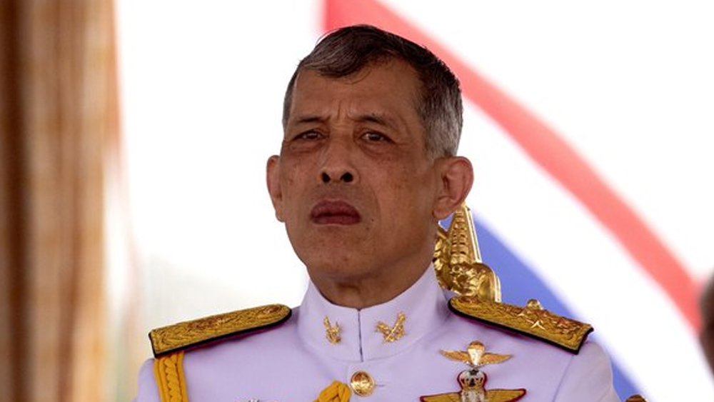 তাঁদের সব কূটনীতিক সুবিধে এবং রাজপরিচয় কেড়ে নেওয়া হয়। যে মেয়েকে নিজের কাছে আনতে পেরেছিলেন, তাঁকে তাইল্যান্ডের রাজকন্যার পরিচয় দেওয়া হয়।