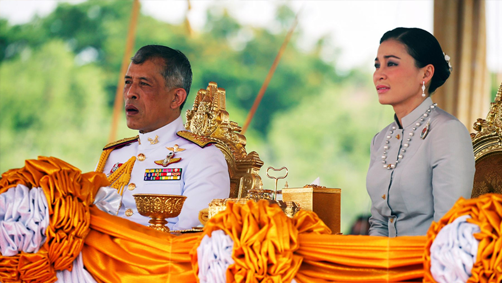 সুথিদা তিদজাই আগে ফ্লাইট অ্যাটেন্ড্যান্ট ছিলেন। ২০১৪ সালে রাজা মহা বাজিরালংকর্ণ তাঁকে ব্যক্তিগত রক্ষী দলের ডেপুটি কমান্ডার নিযুক্ত করেন। কিছু বিদেশি সংবাদমাধ্যম বিয়ের আগেই সুথিদা ও রাজার ঘনিষ্ঠ সম্পর্কের খবর ফাঁস করে। তবে রাজপ্রাসাদের তরফে বিষয়টি স্বীকার করা হয়নি।