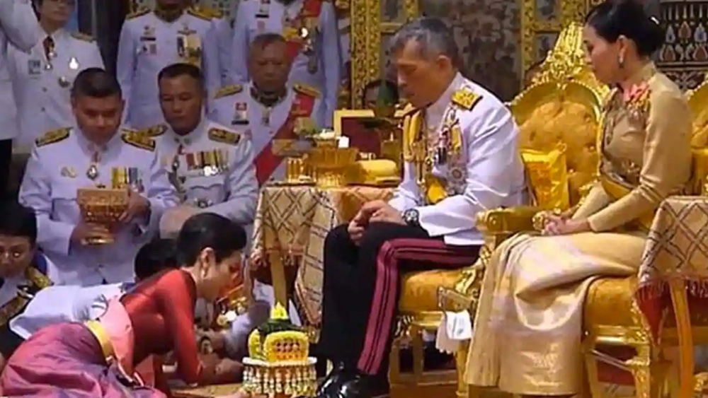 ২০১৯-এই তাঁর এক রক্ষিতার কাছ থেকে বিশেষ পরিচয় ও সুযোগ সুবিধে প্রত্যাহার করেন বাজিরালংকর্ণ। তাঁর অভিযোগ ছিল, ওই রক্ষিতা নিজেকে পদমর্যাদায় রানির সমকক্ষ ভাবছিলেন। তাঁর বিরুদ্ধে রাজা ও রাজপরিবারের বাকি সদস্যের সঙ্গে দুর্ব্যবহারের অভিযোগও ছিল। (ছবি: আর্কাইভ এবং সোশ্যাল মিডিয়া)