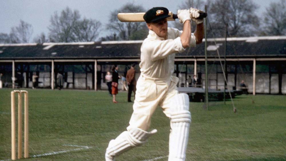 তিনে অবধারিত ভাবেই ডন ব্র্যাডম্যান। টেস্ট কেরিয়ারে তাঁর গড় ছিল চোখ কপালে তোলার মতো, ৯৯.৯৪! সেই সময়ই যে ভাবে ব্যাট করতেন, ধরা পড়ত এখনকার টি-টোয়েন্টি মেজাজই। একদিনে ট্রিপল সেঞ্চুরিও করেছিলেন তিনি। নিশ্চিত ভাবেই টি-টোয়েন্টি খেললে বোলারদের রাতের ঘুম কেড়ে নিতেন।