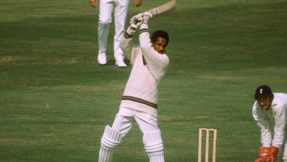 চারে থাকবেন গ্যারফিল্ড সোবার্স। ওয়েস্ট ইন্ডিজের এই কিংবদন্তি শুধু ব্যাটসম্যানই নন, তাঁকে ক্রিকেট ইতিহাসের সেরা অলরাউন্ডার বলেও মনে করেন অনেকে। টি-টোয়েন্টি খেলার প্রশ্নই ছিল না, একদিনের ম্যাচই খেলেছেন মোটে একটা। কিন্তু, ব্যাটে-বলে সোবার্স অতুলনীয় একজন ক্রিকেটার।