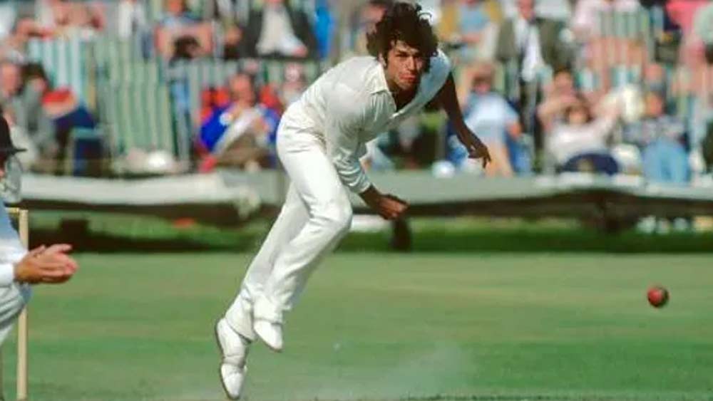 সাতে এই দলের অধিনায়ক ইমরান খান। ১৭৫ একদিনের ম্যাচে ৩৩.৪১ গড়ে ৩৭০৯ রান করেছিলেন তিনি। স্ট্রাইক রেট ৭২.৬৫। এক সেঞ্চুরি ও ১৯ হাফ-সেঞ্চুরি এসেছে তাঁর ব্যাটে। বল হাতে নিয়েছেন ১৮২ উইকেট। সেরা ১৪ রানে ছয় উইকেট। ইকনমি রেট ৩.৮৯।