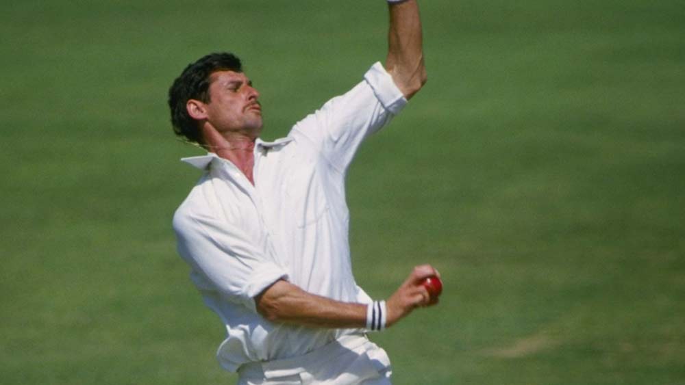 দলে থাকবেন আরও এক অলরাউন্ডার, নিউজিল্যান্ডের রিচার্ড হ্যাডলি। ১১৫ একদিনের ম্যাচে ১৫৮ উইকেট নিয়েছেন তিনি। ইকনমি রেট ৩.৩০। ম্যাচে পাঁচ উইকেট নিয়েছেন পাঁচ বার। আর ব্যাটে করেছেন ১৭৫১ রান। স্ট্রাইক রেট ৭৫.৫০।