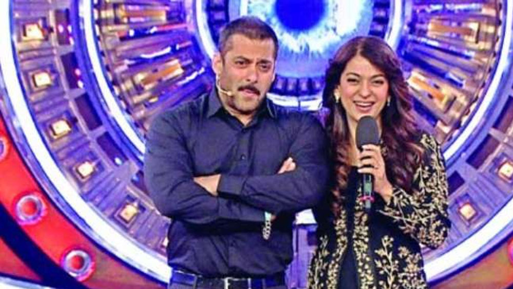 সেই ঘটনার পর এমনকি দু’জনকে এক মঞ্চেও দেখা যায়নি। দেখা গেল তার অনেক দিন পর ২০১৫ সালে। বিগ বস সিজন ৯-এর মঞ্চে বিশেষ অতিথি হয়ে এসেছিলেন জুহি।