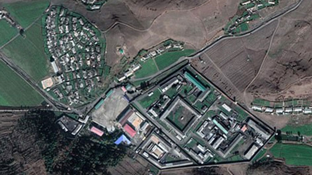 কারা এই রাজনৈতিক বন্দি? কোথায় রাখা হয় তাঁদের? সূত্র বলছে, পিয়ংইয়ং থেকে ৮০ কিলোমিটার দূরে কায়েচং কনসেনট্রেশন ক্যাম্প। এই ক্যাম্পেই আটকে রাখা হয়েছে কয়েক হাজার বন্দিকে।