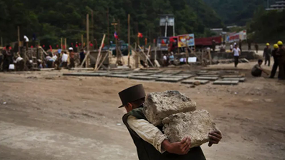 এই ভাবে থাকতে থাকতে যত দিন যায় নানা রোগ এবং অপুষ্টির শিকার হয়ে মৃত্যু হয় বন্দিদের। আর মৃত্যুর পর সমস্ত মৃতদেহগুলোকে ক্যাম্পের পাশের পাহাড়ি জমিতে ফেলে দিয়ে আসা হয়।