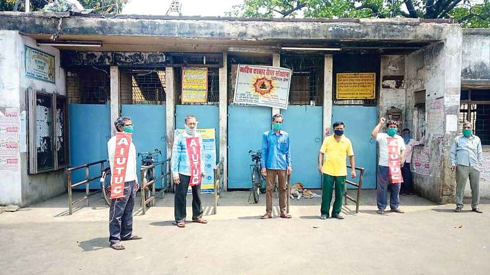 প্রতিবাদ: মজুরির দাবিতে বৃহস্পতিবার বিক্ষোভ বাঁশবেড়িয়ার গ্যাঞ্জেস জুটমিলের সামনে। ছবি: সুশান্ত সরকার