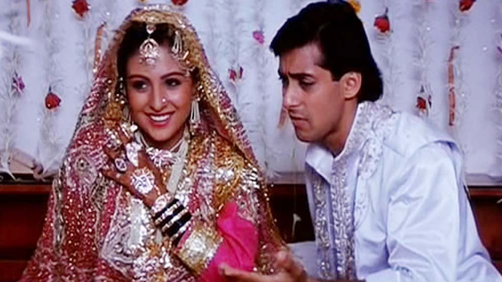 চাঁদনির আসল নাম নবোদিতা শর্মা। তাঁর জন্ম এবং বড় হয়ে ওঠা দিল্লি ও পঞ্জাব শহরে। স্কুলে পড়ার সময়েই প্রথম অভিনয় হিন্দি ছবিতে।