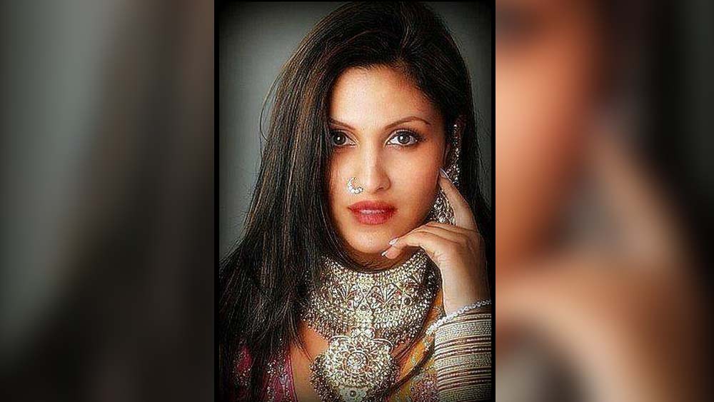 বিজ্ঞাপন দেখে আবেদন করেন নবোদিতা। আরও অনেকের মধ্যে মনোনীত হন তিনি। সলমন খানের বিপরীতে তাঁকেই নায়িকা হিসেবে পছন্দ হয় ছবির পরিচালক-প্রযোজকের।